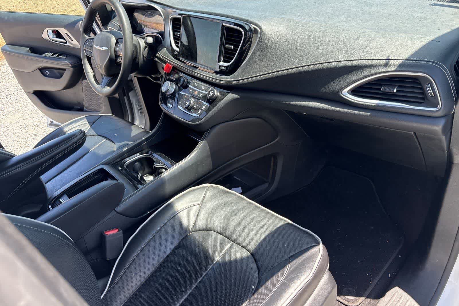 Used 2022 Chrysler Pacifica Limited w/ S Appearance Package FWD image 18