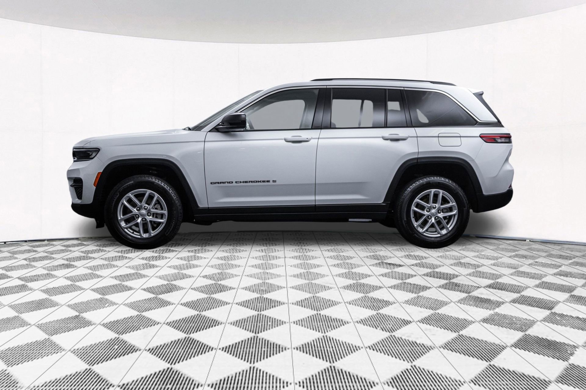 Used 2023 Jeep Grand Cherokee Laredo X image 7