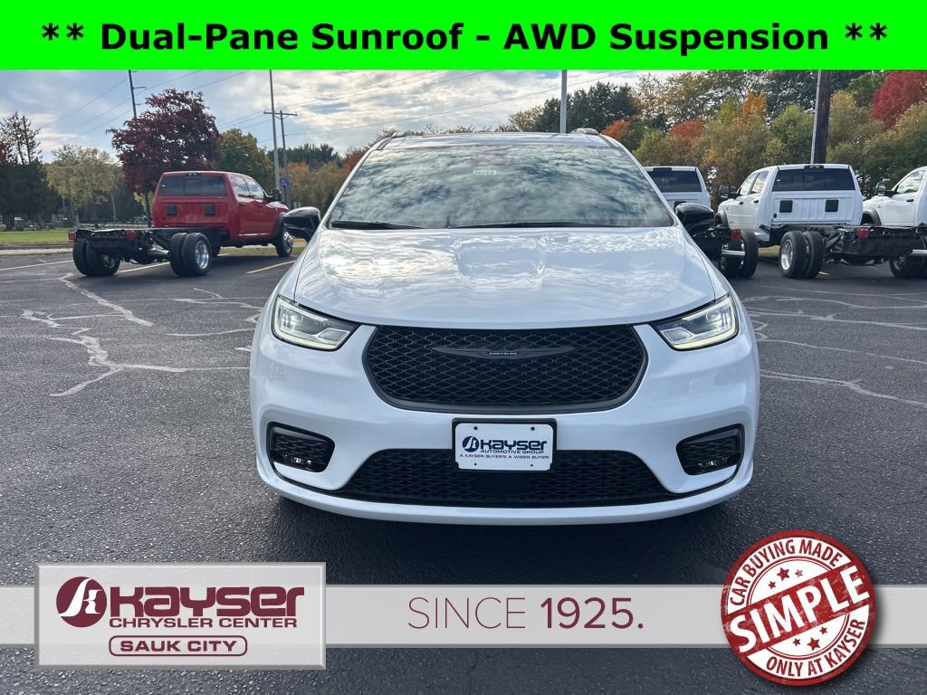 New 2026 Chrysler Pacifica Limited w/ S Appearance Package image 2