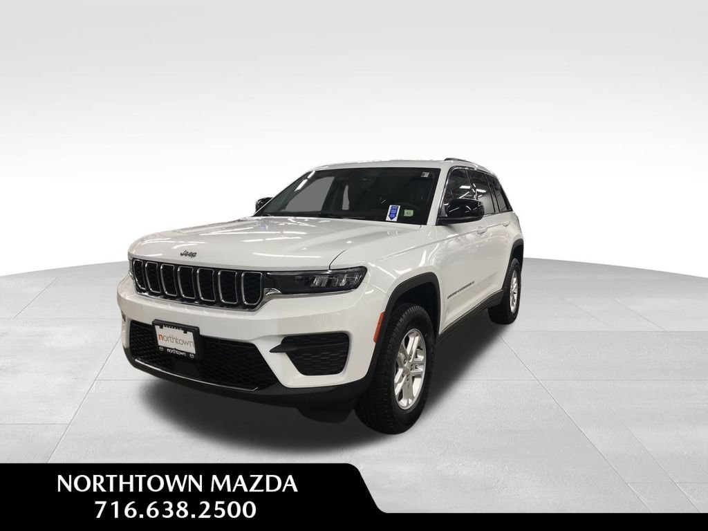 Used 2024 Jeep Grand Cherokee Laredo AWD/4WD image 1