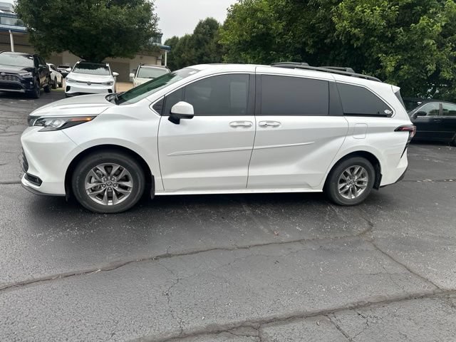 Used 2025 Toyota Sienna XLE w/ XLE Plus Package FWD image 4