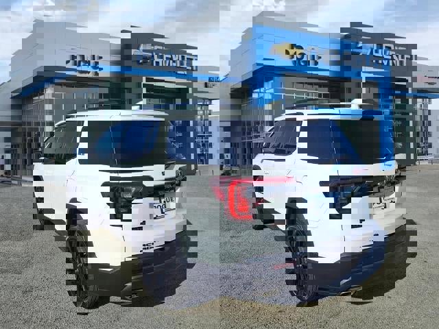 Used 2023 GMC Acadia SLE w/ Elevation Edition image 3