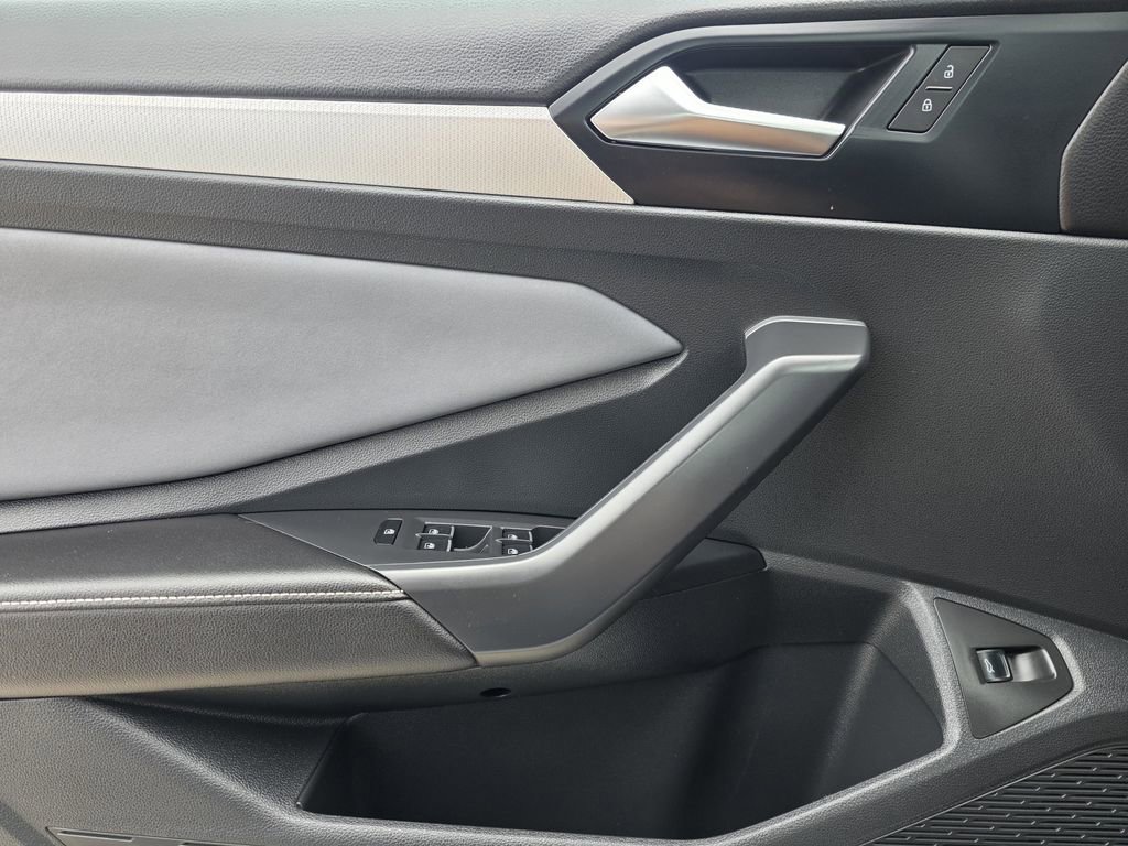 Used 2025 Volkswagen Jetta SE image 16