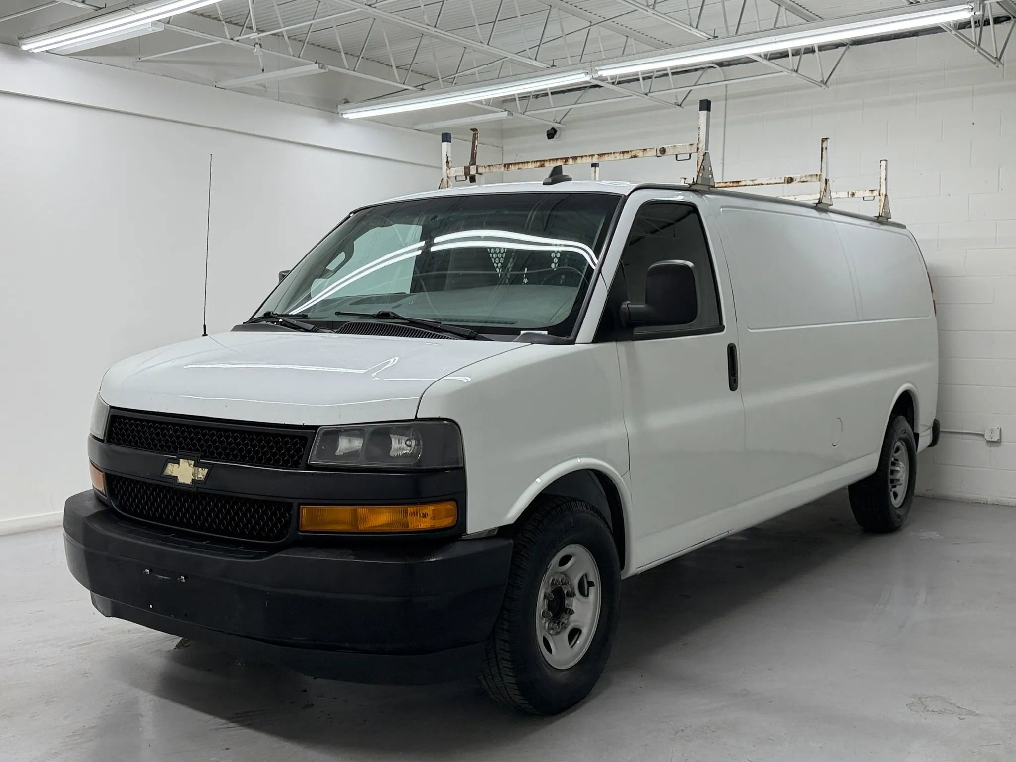 Used 2018 Chevrolet Express 3500 Extended w/ Driver Convenience Package RWD image 28