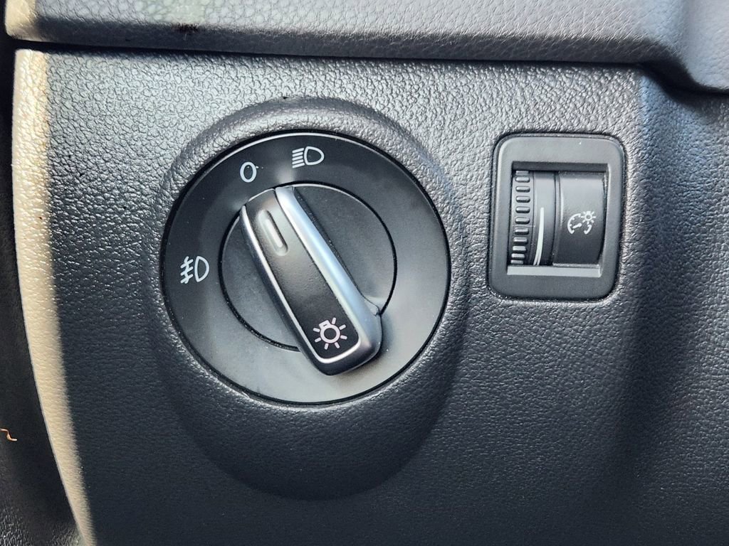 Used 2011 Volkswagen Tiguan SE image 11