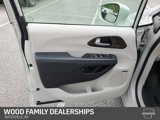 Used 2021 Chrysler Pacifica Limited w/ Uconnect Theater Family Group image 24