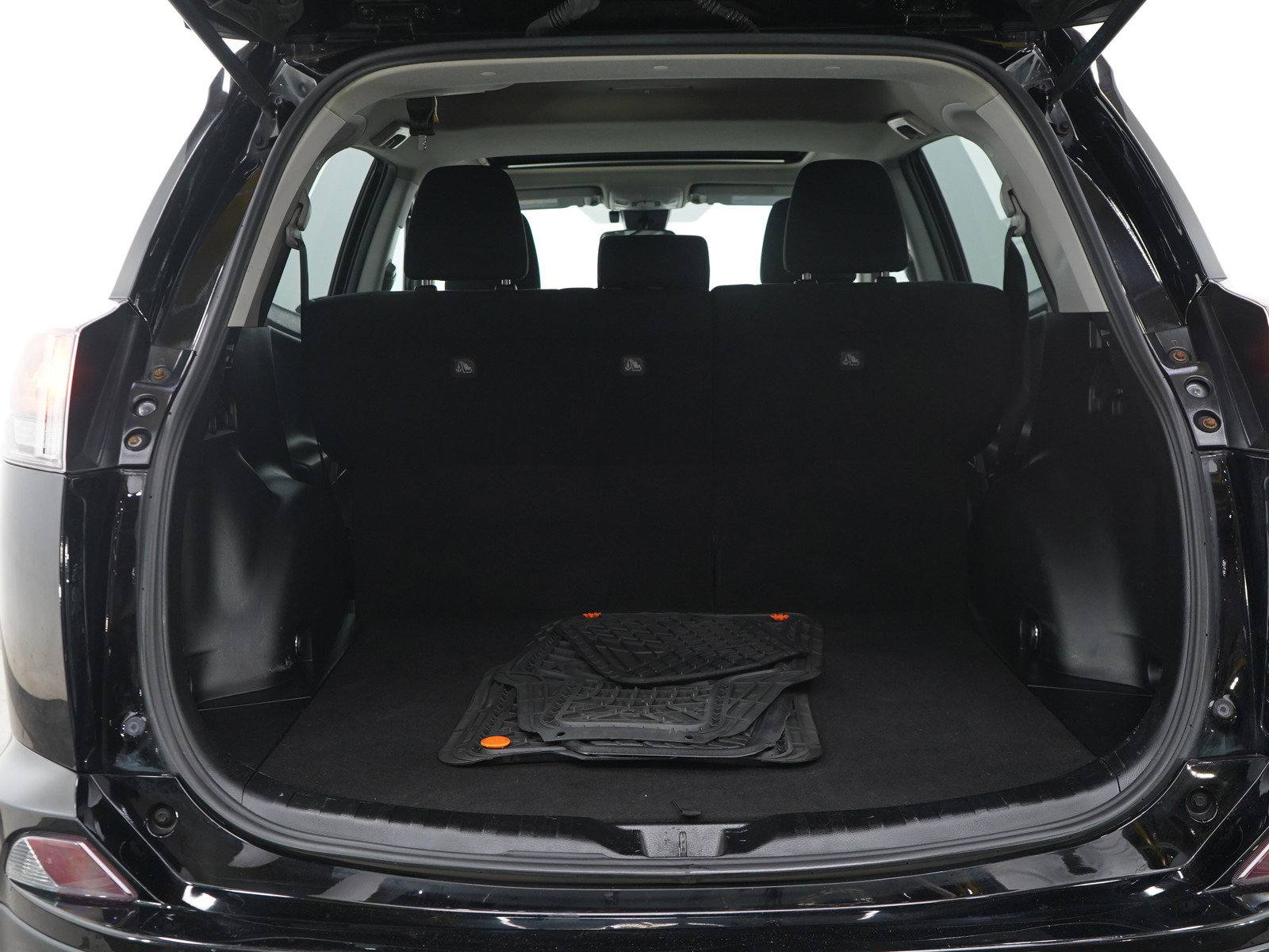 Used 2018 Toyota RAV4 XLE AWD/4WD image 17