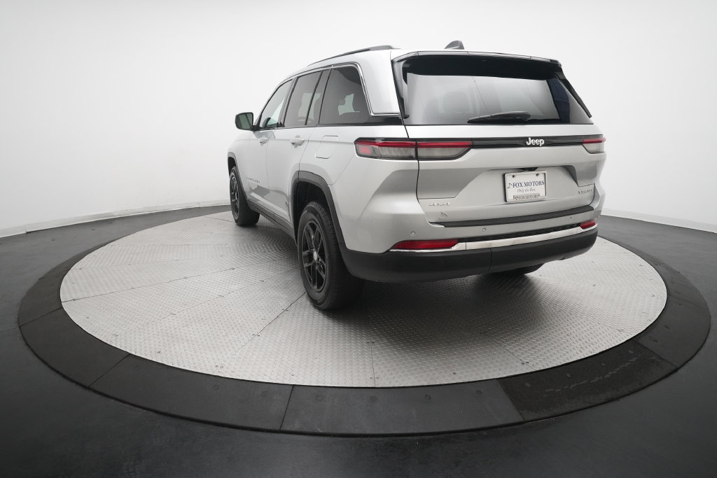 Used 2025 Jeep Grand Cherokee Laredo X w/ Luxury Tech Group I AWD/4WD image 34