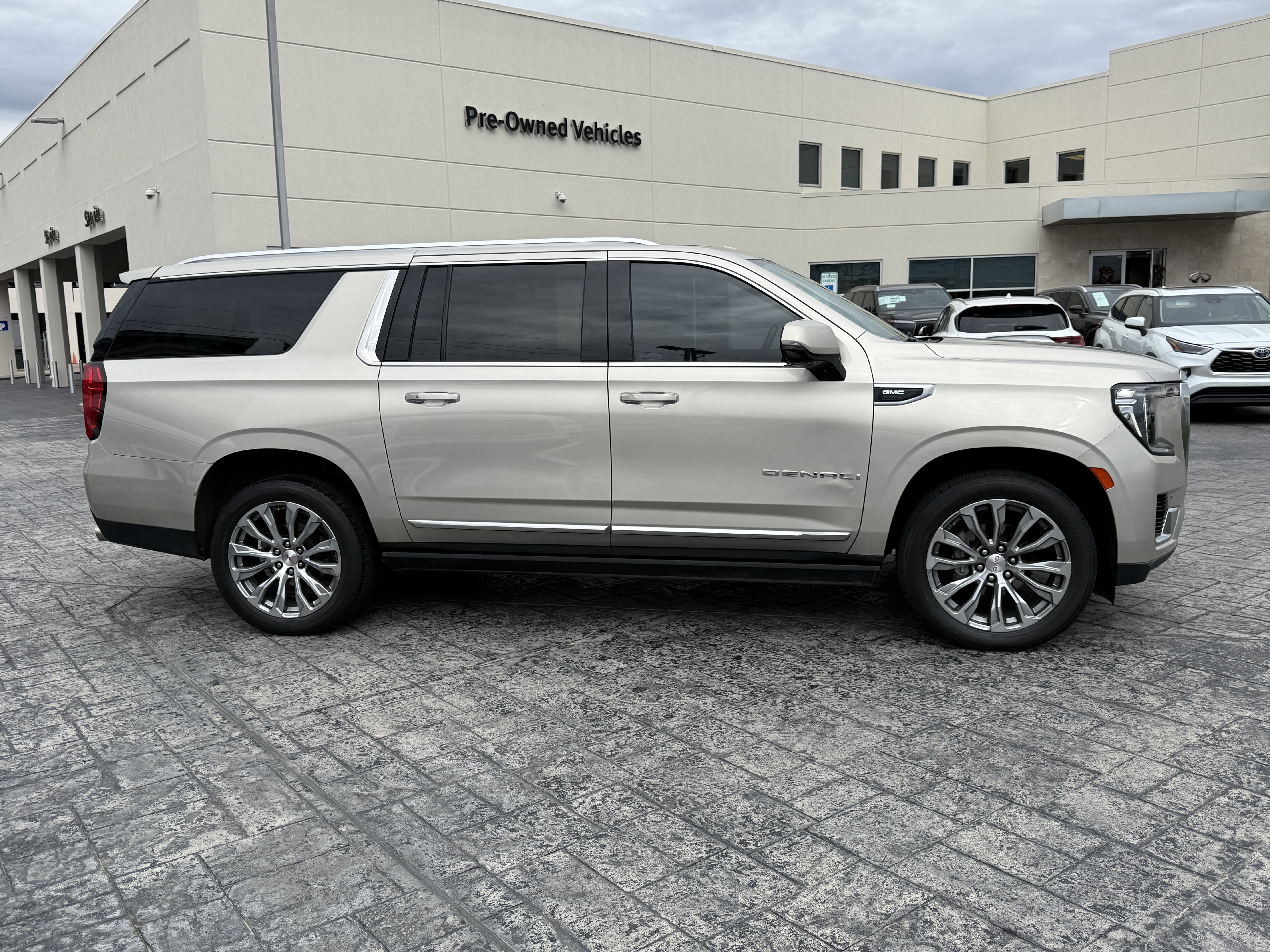 Used 2021 GMC Yukon XL Denali w/ Denali Premium Package image 8