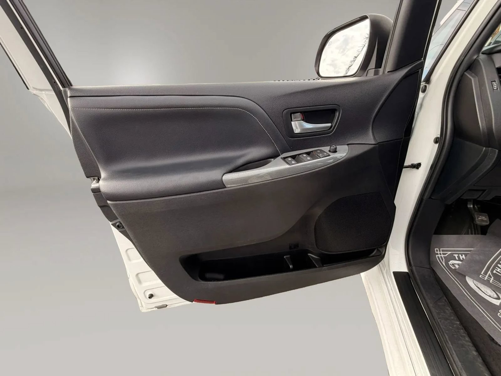 Used 2015 Toyota Sienna SE w/ SE Preferred Package FWD image 31