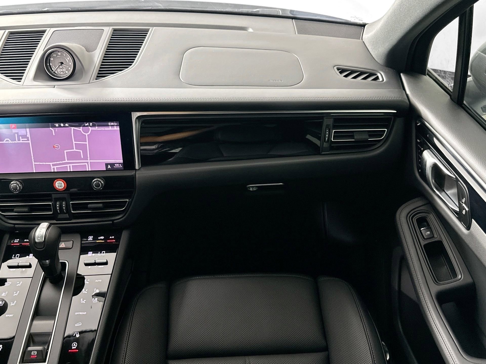 Certified 2025 Porsche Macan image 31