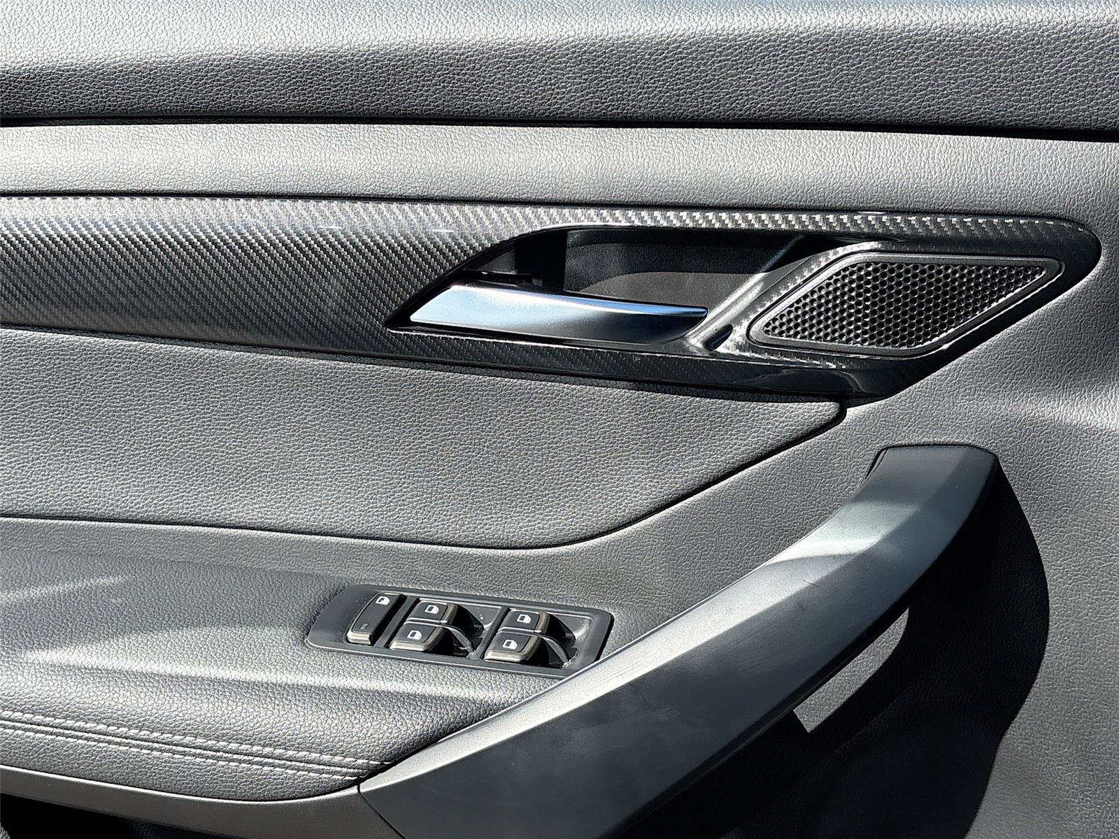 New 2025 VinFast VF 8 Eco image 17