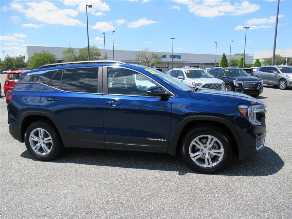 Used 2022 GMC Terrain SLE w/ Driver Convenience Package FWD image 2