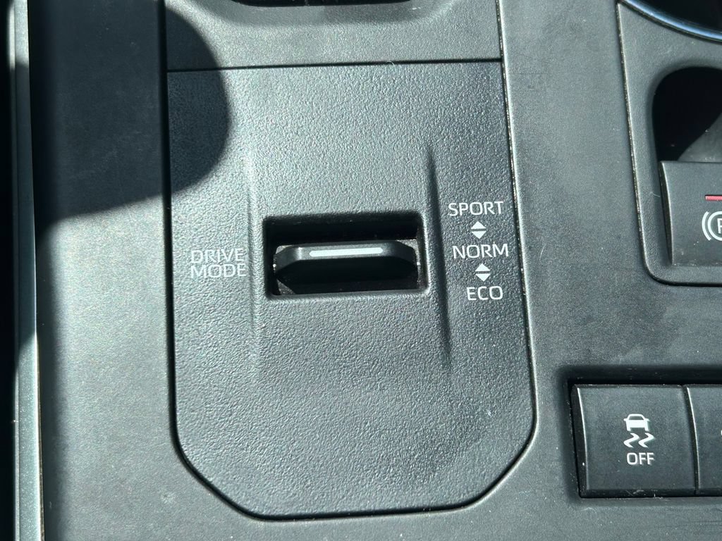 Used 2022 Toyota Highlander XLE FWD image 28