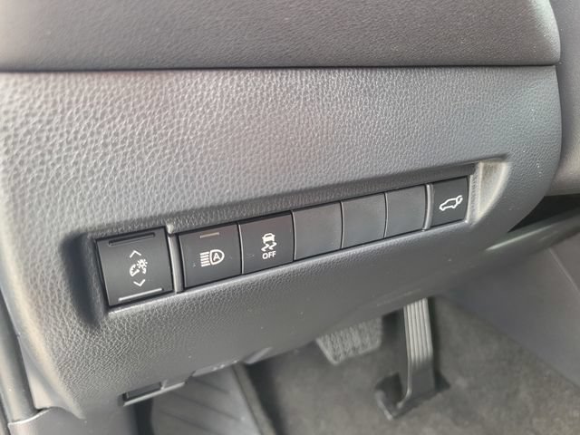 Used 2022 Toyota Venza LE AWD/4WD image 17
