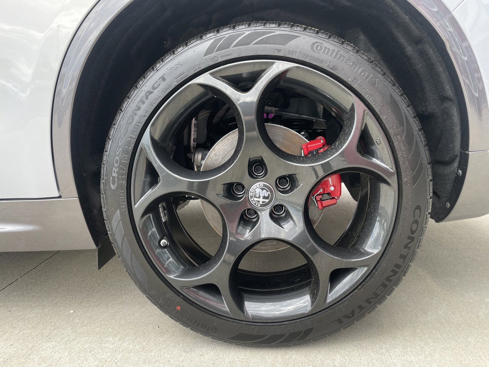 Used 2024 Alfa Romeo Stelvio Ti w/ Performance Driving Package image 8