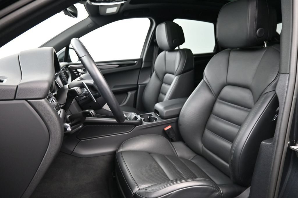 Certified 2026 Porsche Macan AWD/4WD image 5