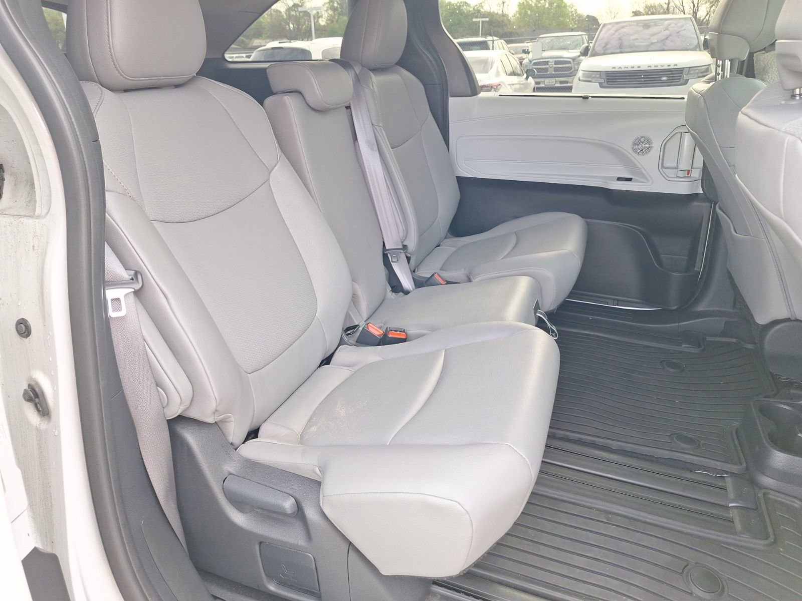 Used 2025 Toyota Sienna XLE image 32