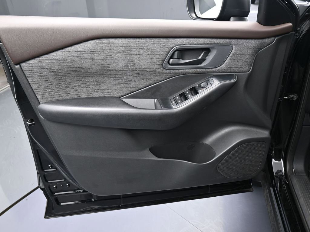 Used 2023 Nissan Rogue S image 12