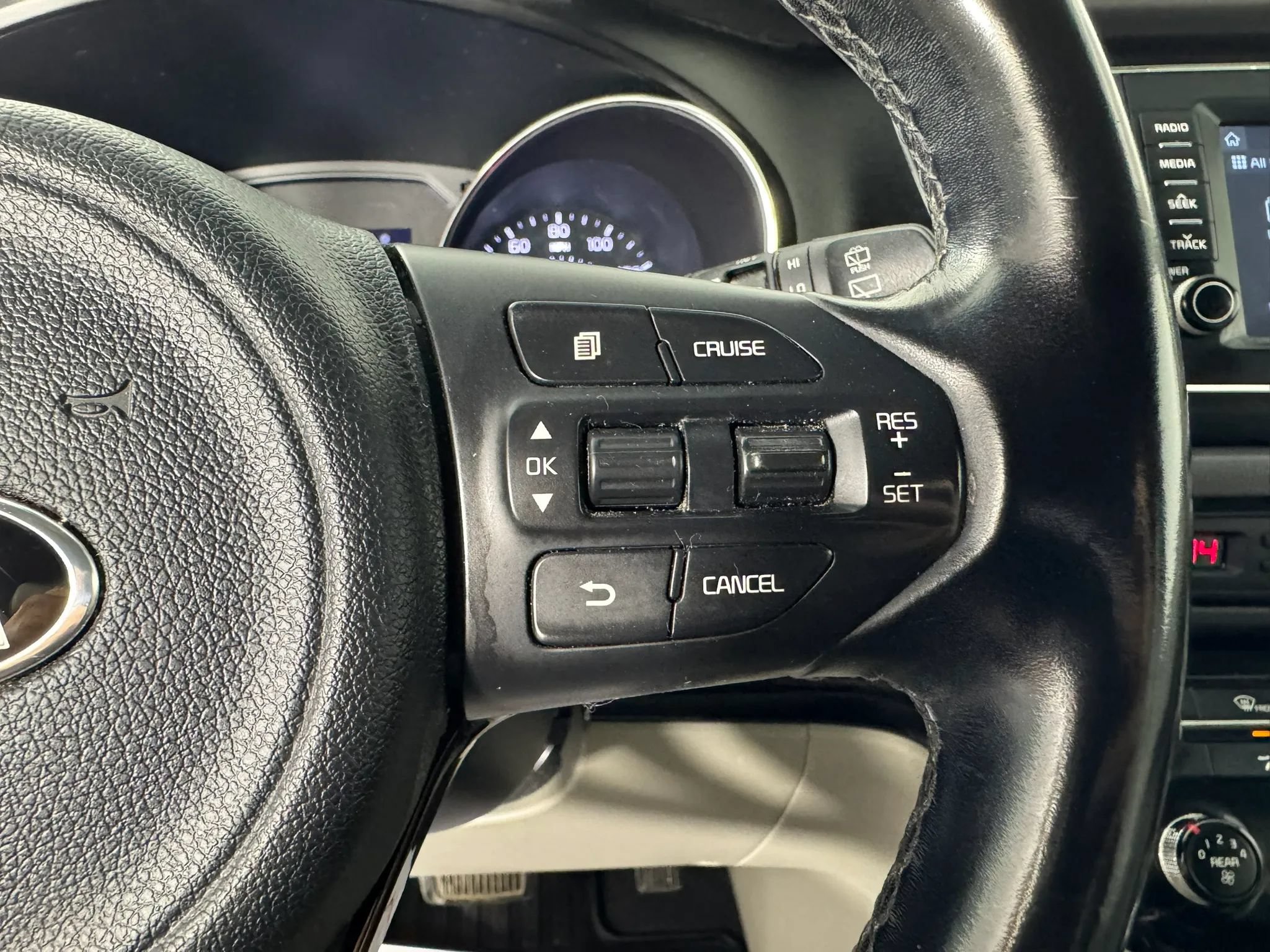 Used 2017 Kia Sedona LX w/ LX Essentials Premium Package FWD image 16