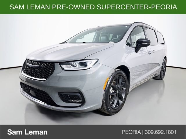 Used 2025 Chrysler Pacifica Limited image 3