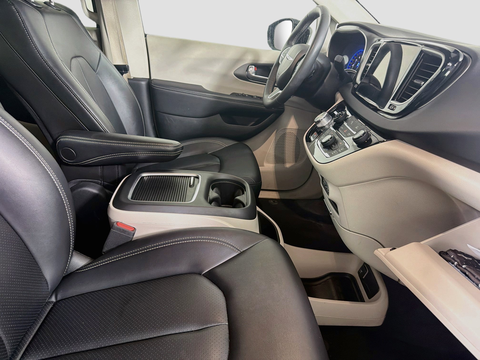 Used 2024 Chrysler Pacifica Touring-L FWD image 32