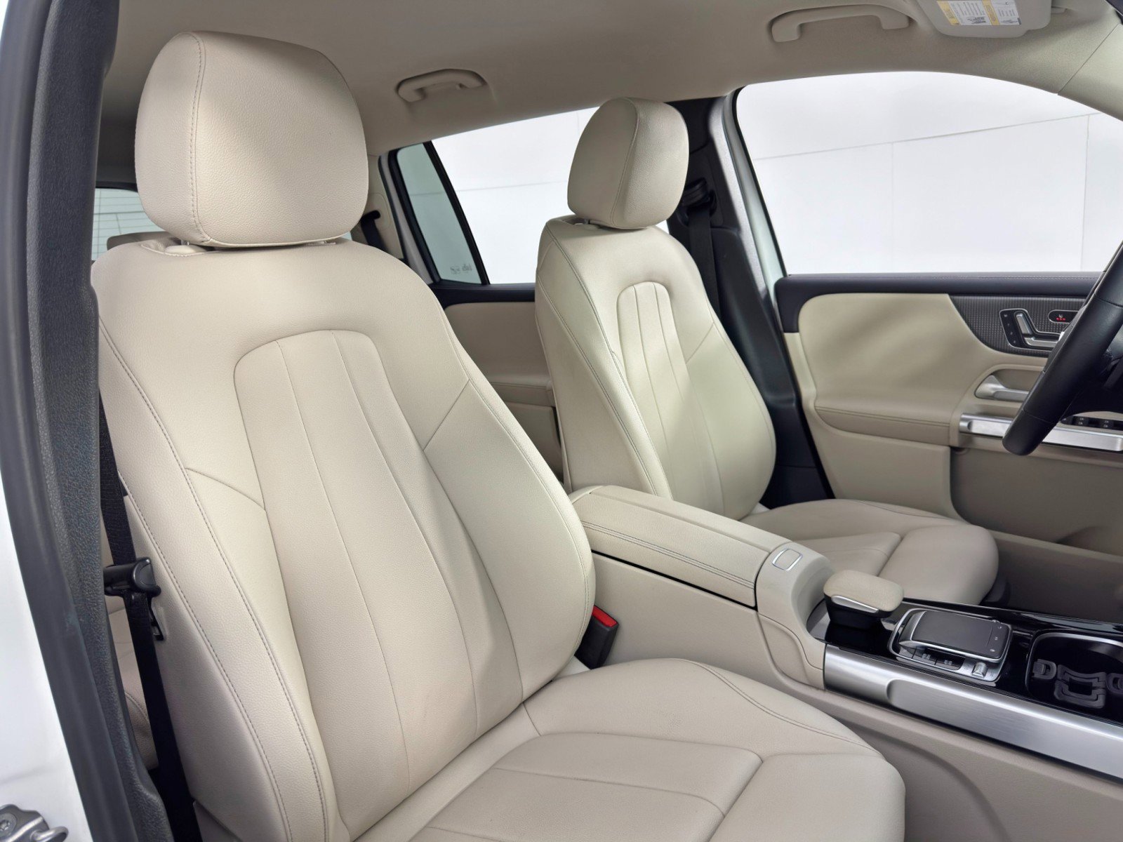 Used 2020 Mercedes-Benz GLB 250 4MATIC w/ Premium Package image 38