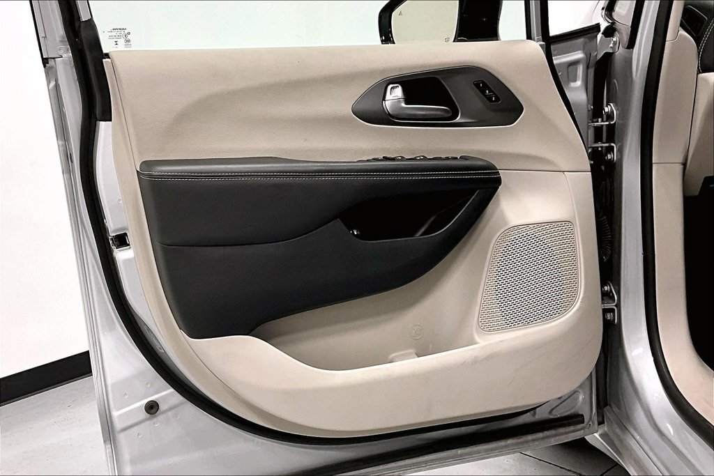 Used 2024 Chrysler Pacifica Limited FWD image 19