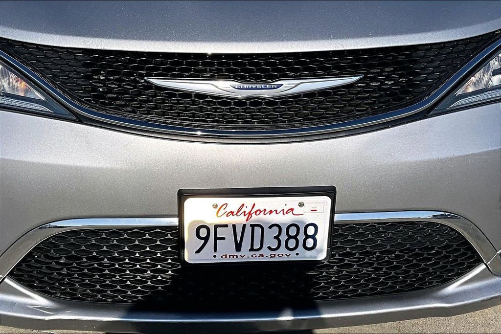 Used 2018 Chrysler Pacifica Touring-L image 30