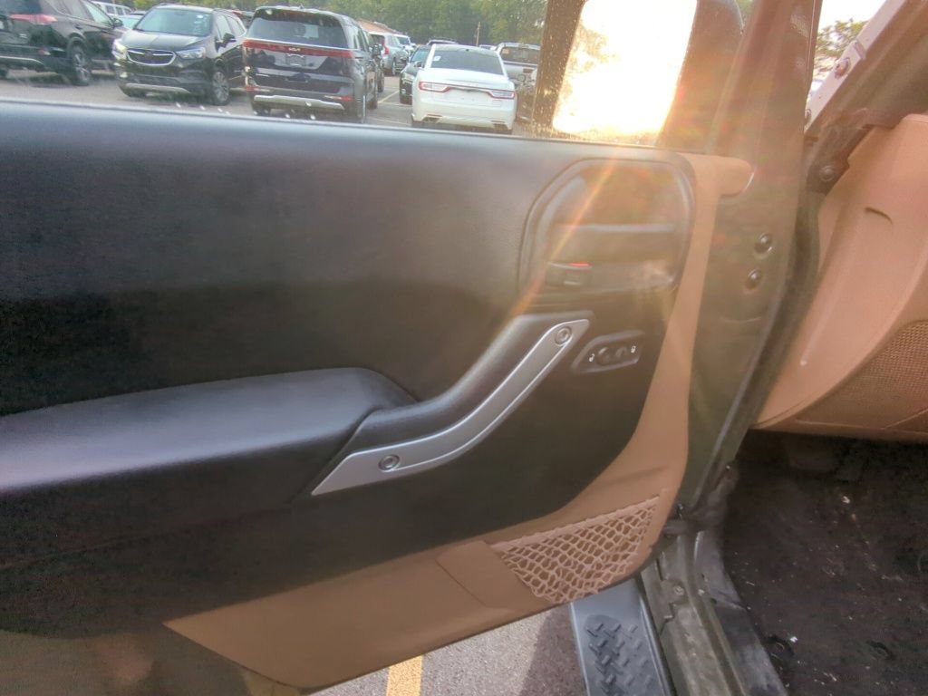 Used 2016 Jeep Wrangler Unlimited Sahara w/ Connectivity Group AWD/4WD image 8
