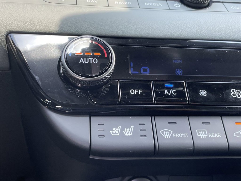 New 2025 Hyundai Elantra Limited image 8