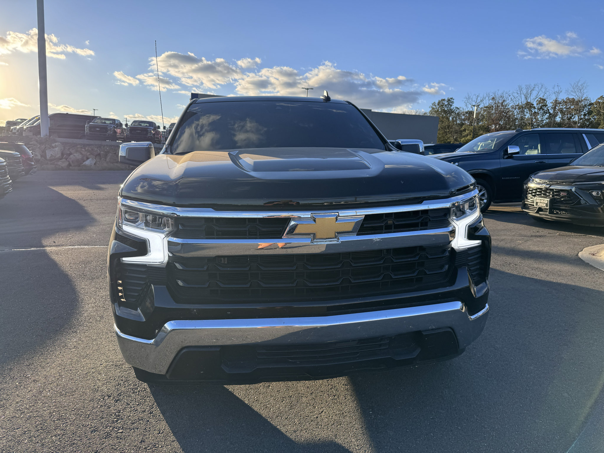 Used 2025 Chevrolet Silverado 1500 LT RWD image 2