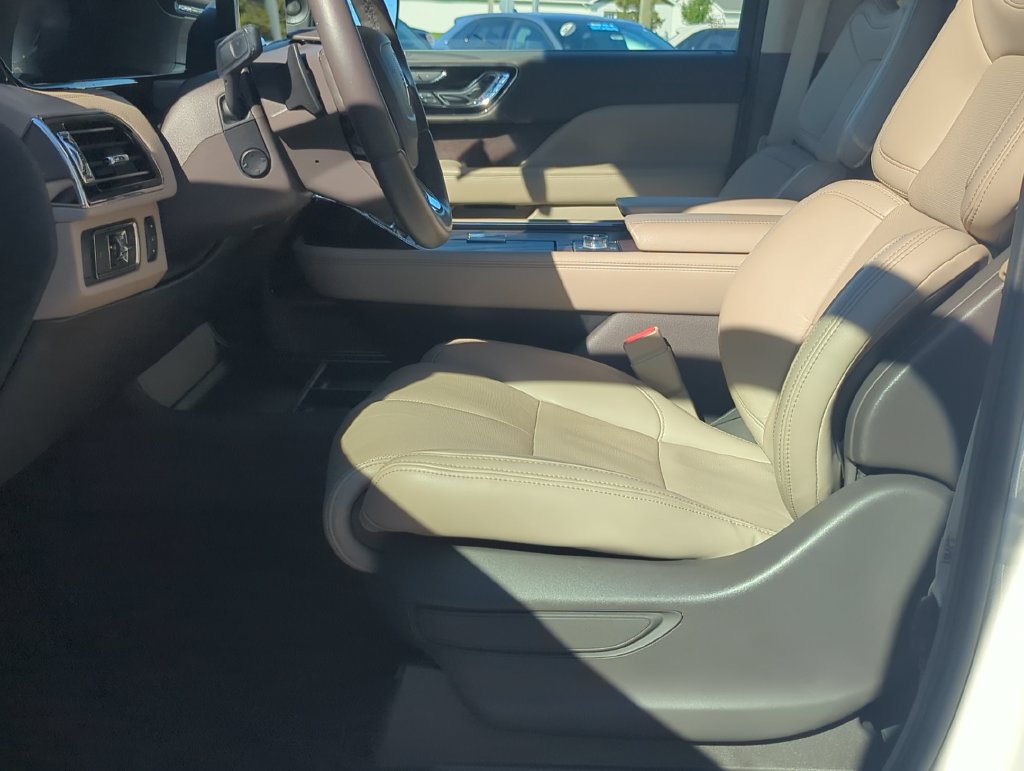 Used 2024 Lincoln Navigator Reserve AWD/4WD image 12