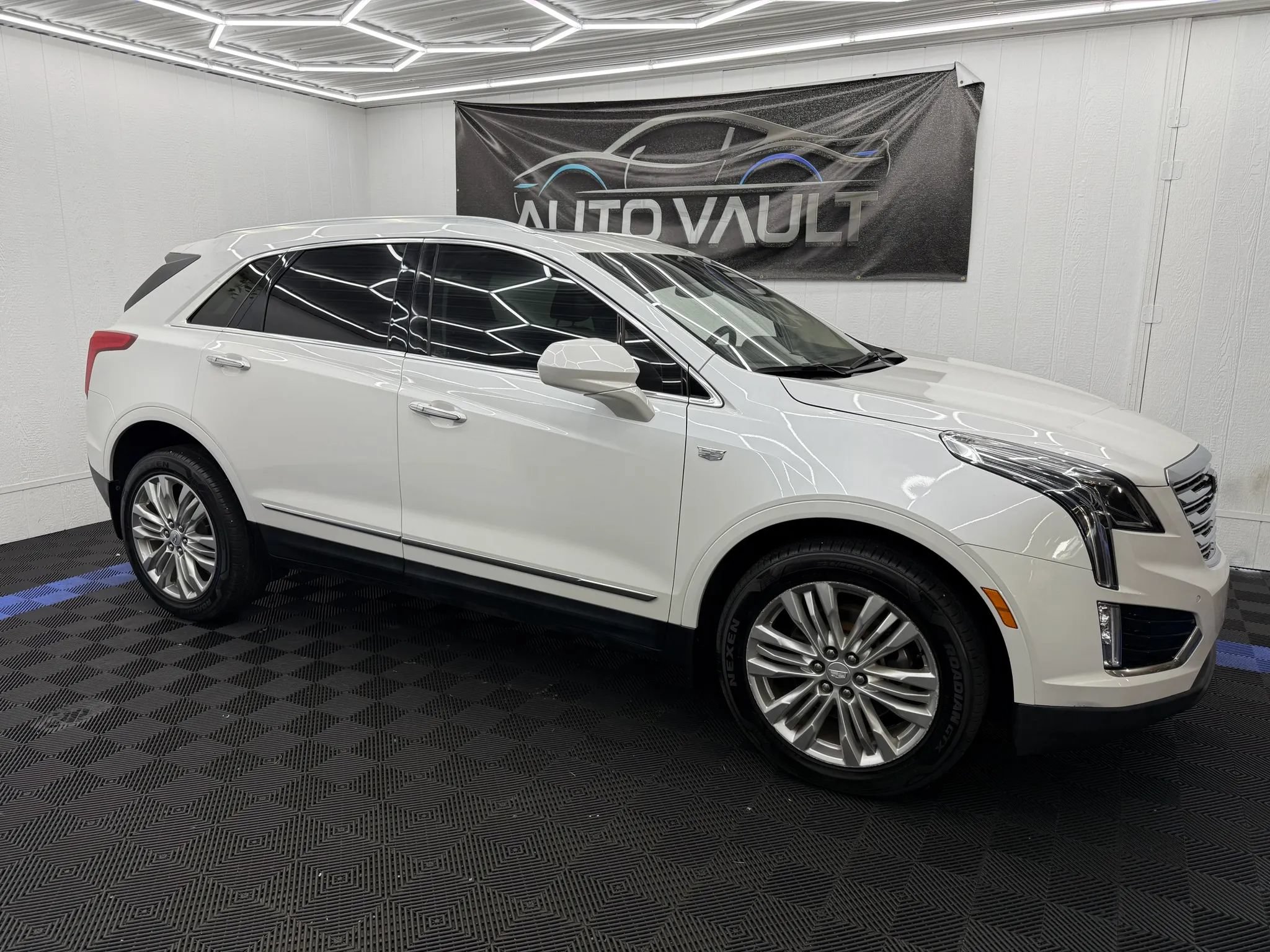 Used 2019 Cadillac XT5 Premium Luxury FWD image 2