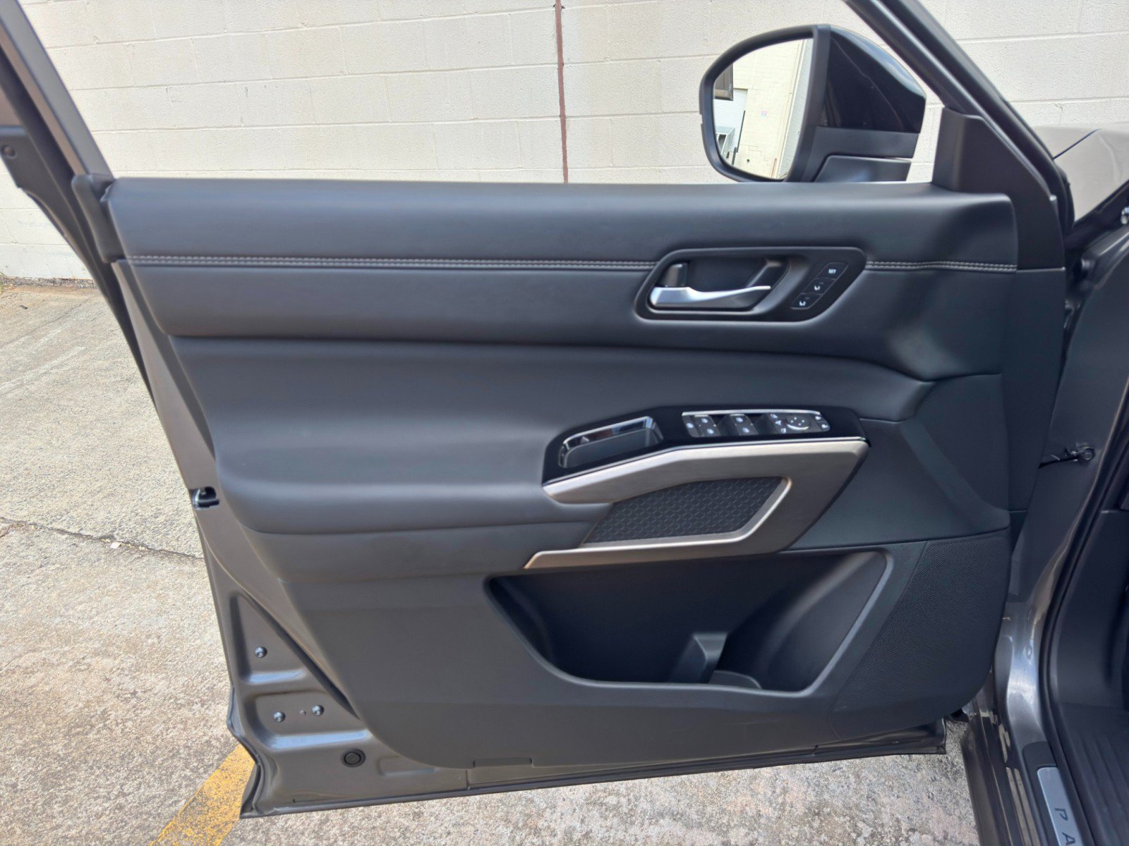 Used 2025 Nissan Pathfinder Platinum AWD/4WD image 45