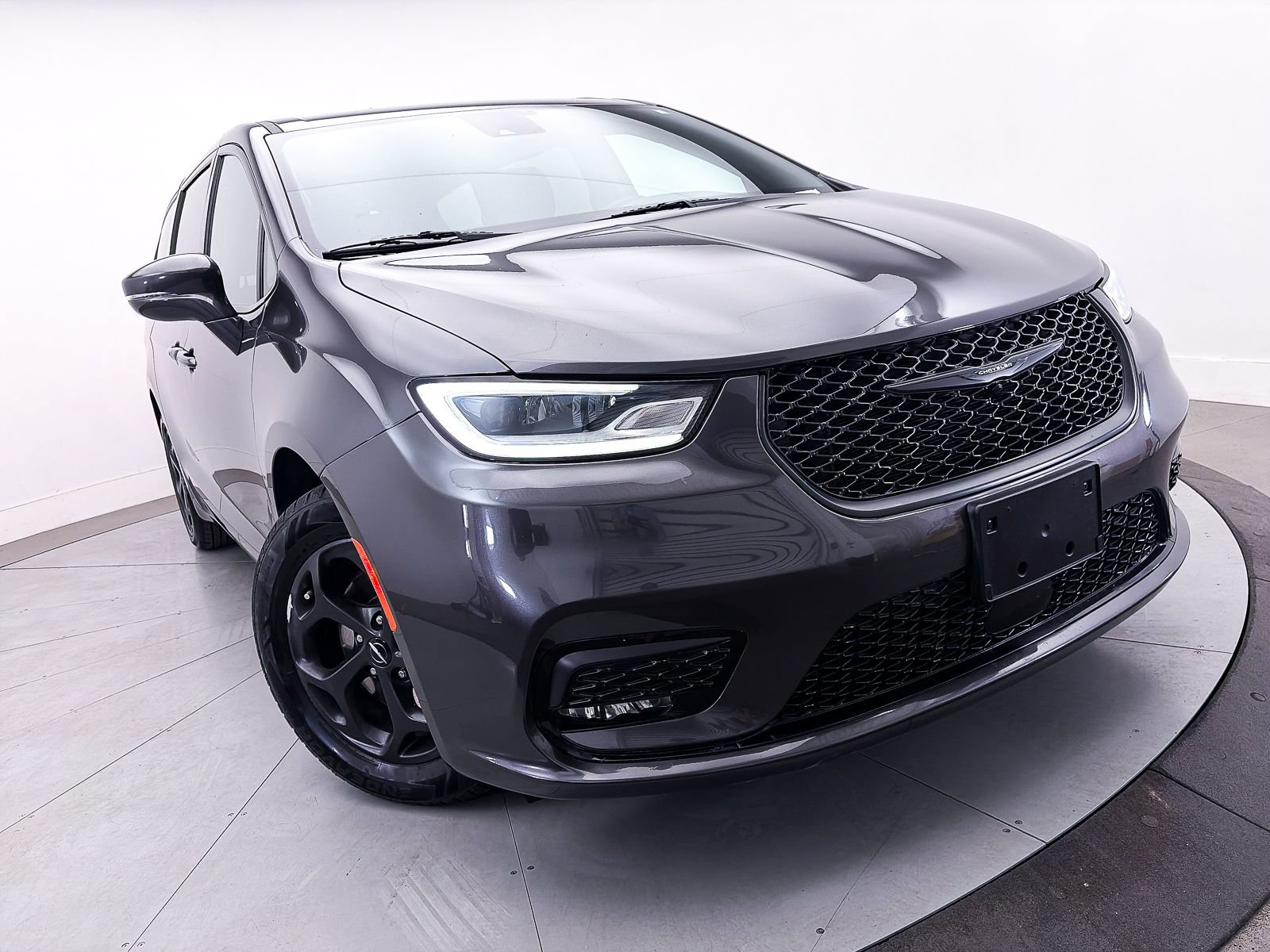 Used 2022 Chrysler Pacifica Touring-L w/ S Appearance Package FWD image 7
