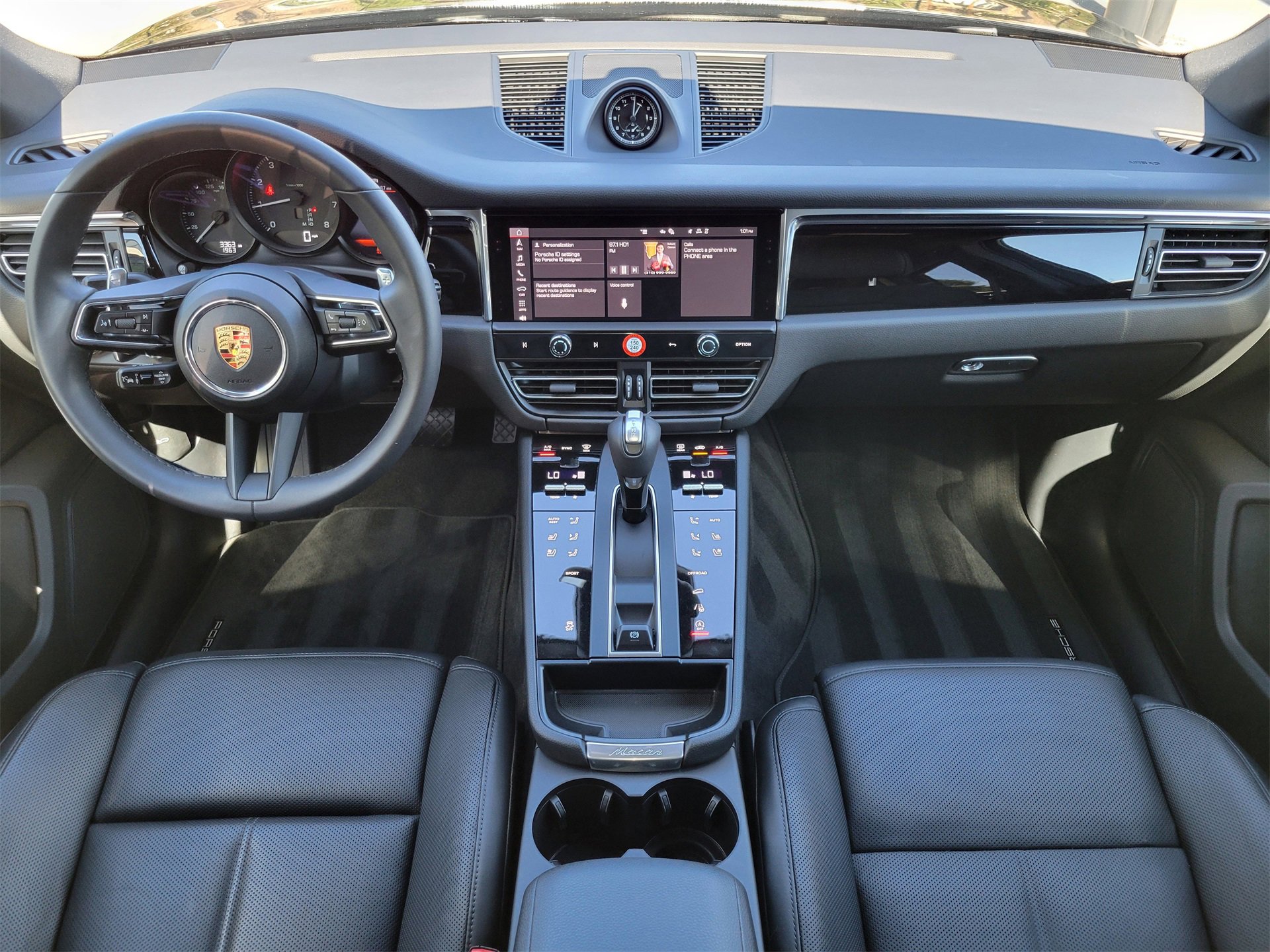 Certified 2025 Porsche Macan image 12