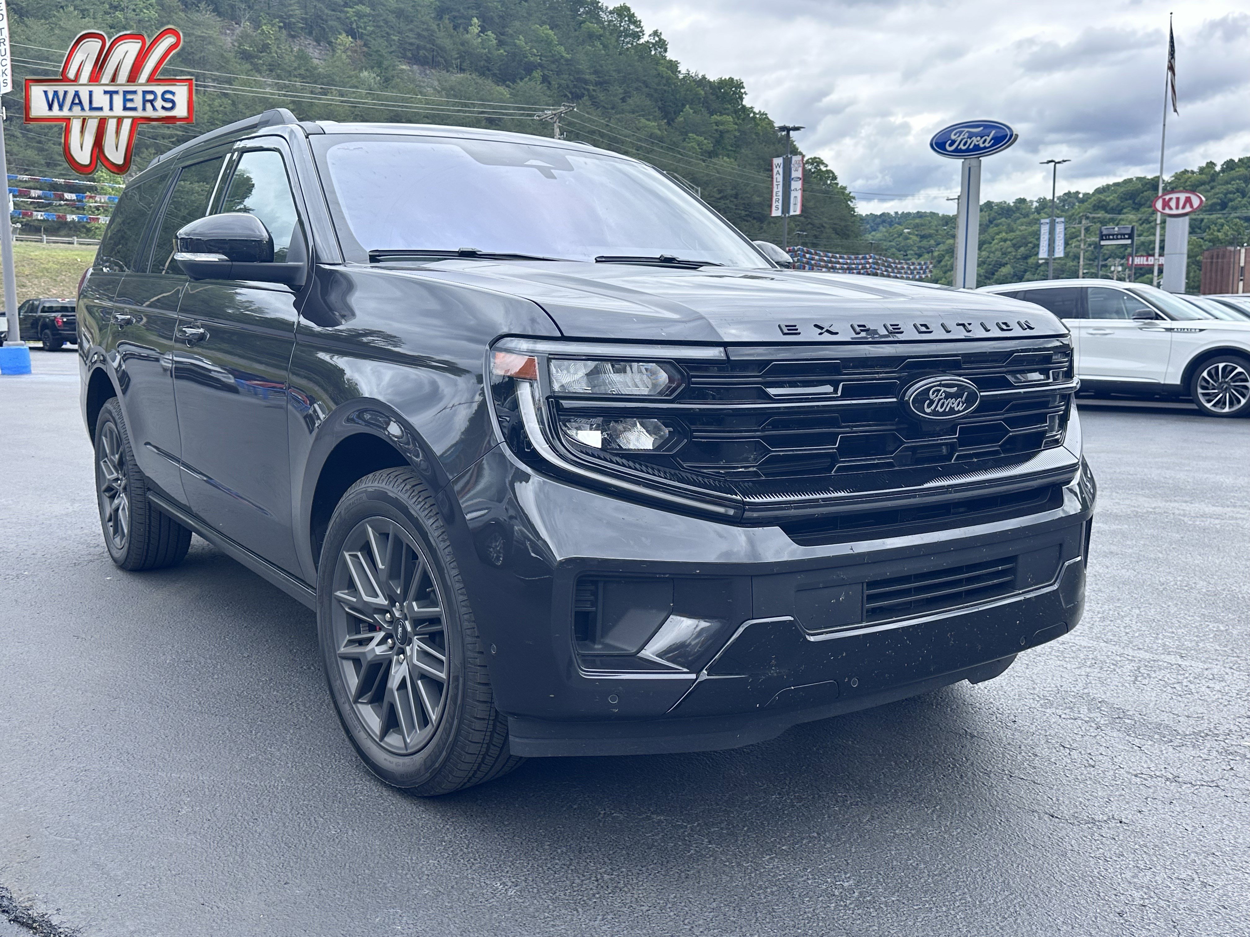 Used 2025 Ford Expedition Platinum w/ Stealth Performance Package AWD/4WD image 1