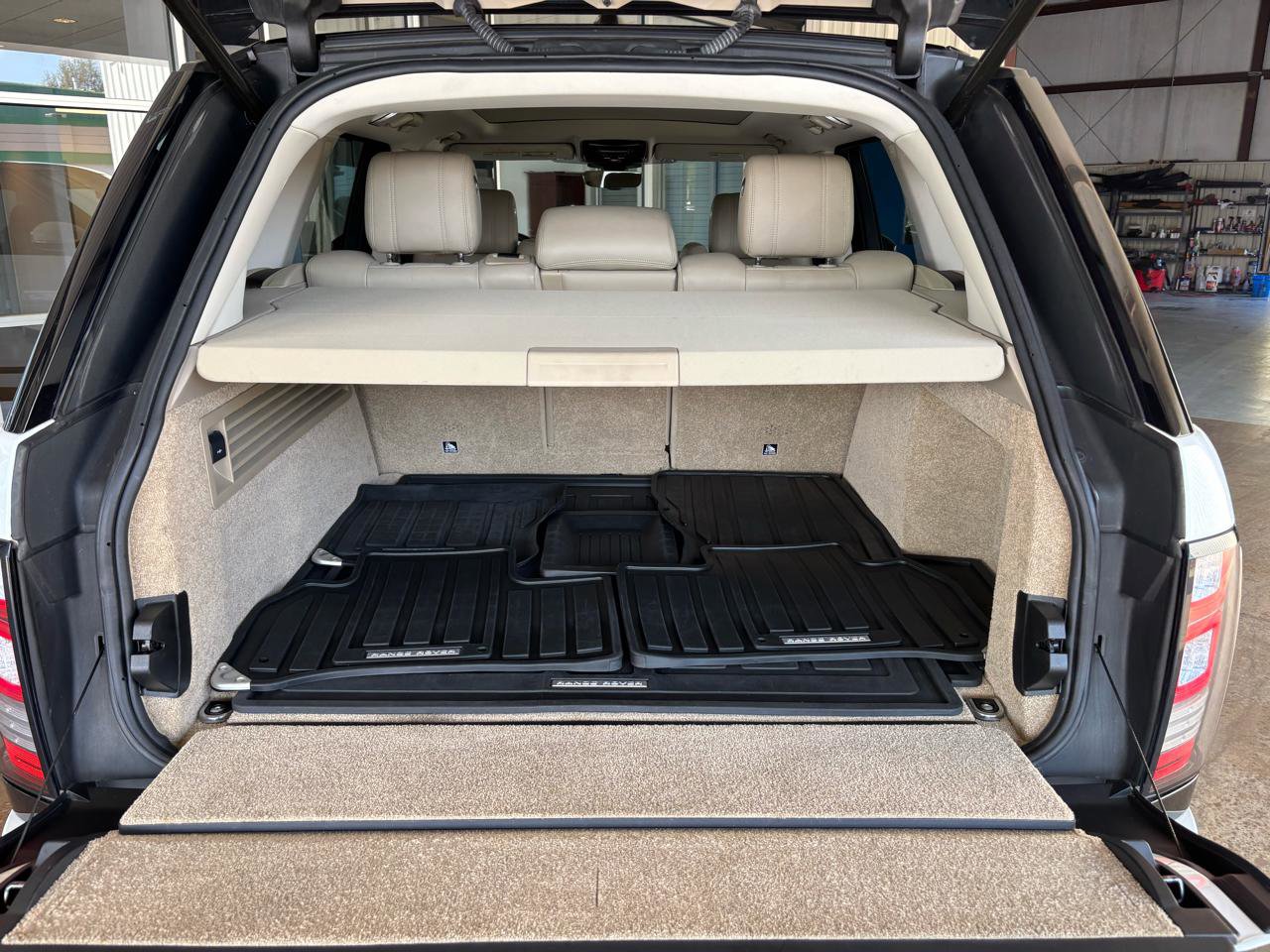 Used 2017 Land Rover Range Rover HSE image 36