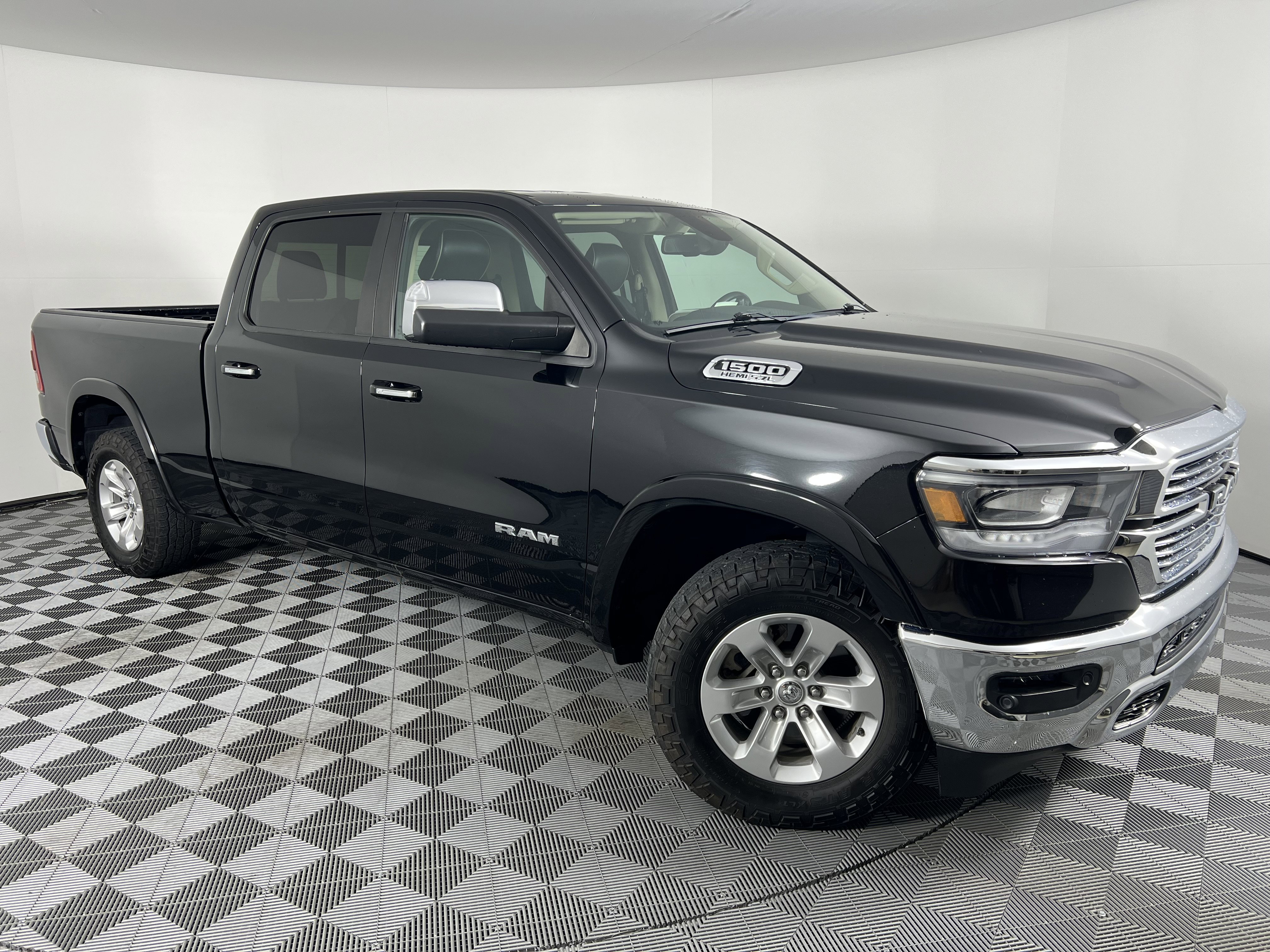 Used 2020 RAM 1500 Laramie AWD/4WD image 2