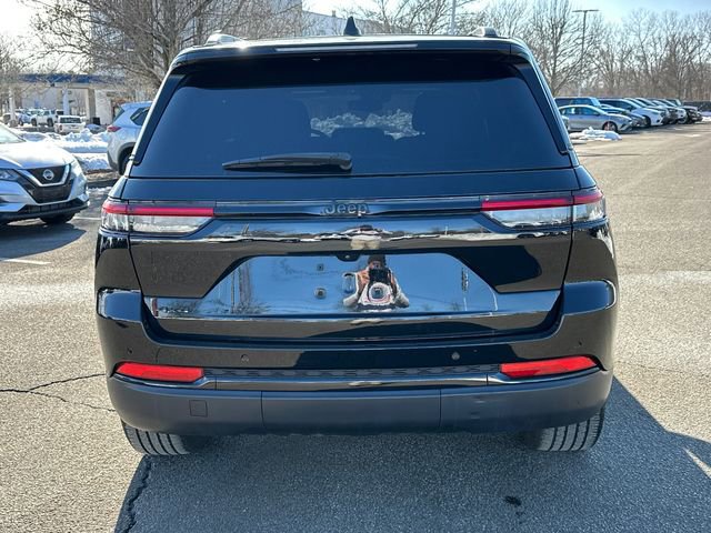 Used 2023 Jeep Grand Cherokee Altitude AWD/4WD image 3