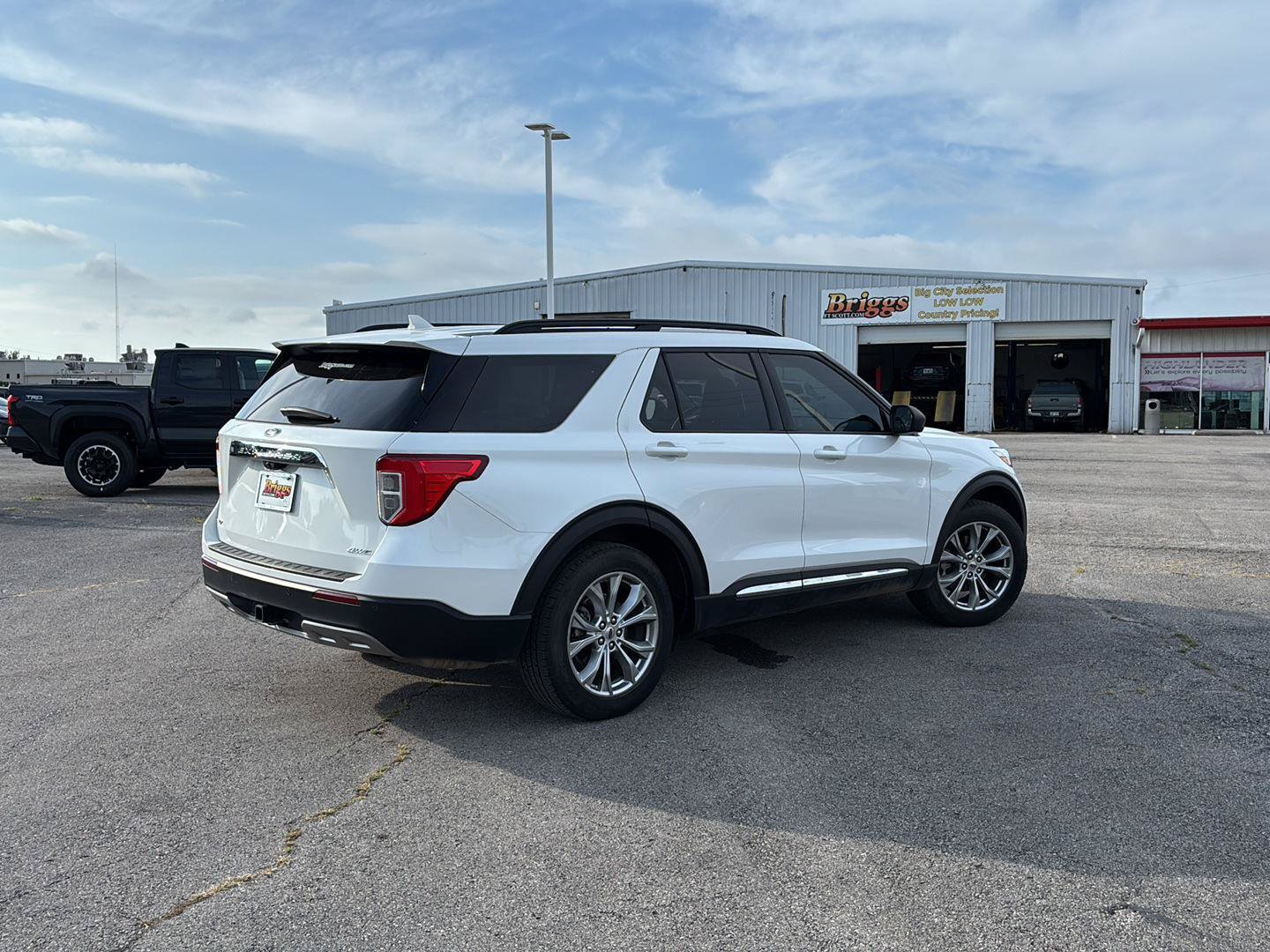 Used 2021 Ford Explorer XLT w/ Equipment Group 202A AWD/4WD image 24