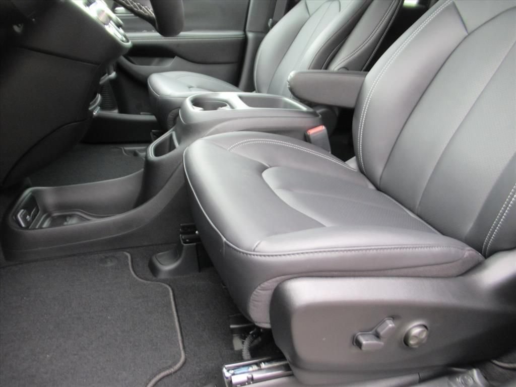 New 2026 Chrysler Pacifica Select w/ S Appearance Package FWD image 16