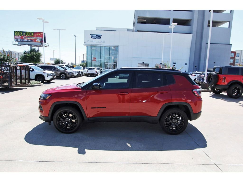 Used 2023 Jeep Compass Latitude AWD/4WD image 3