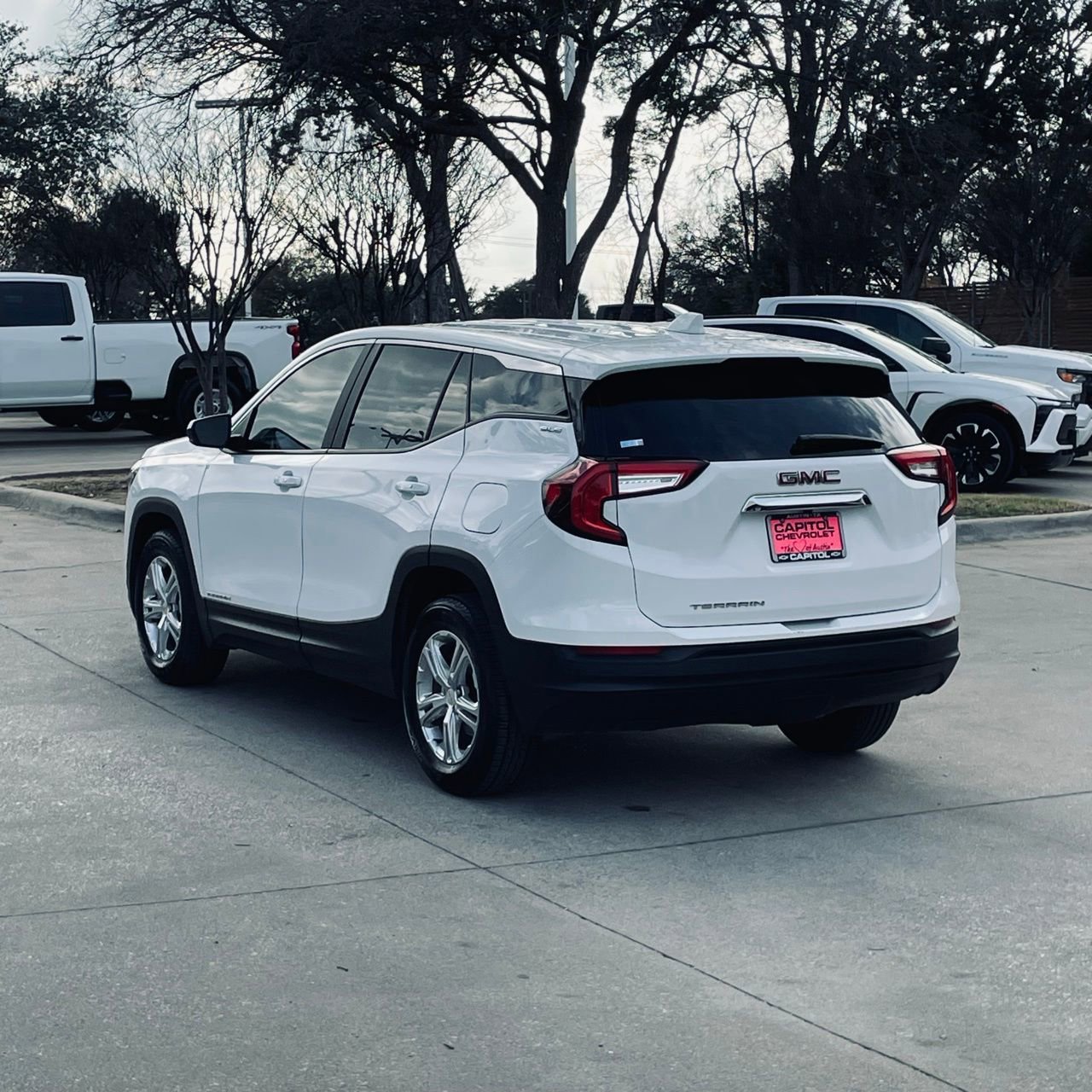 Used 2024 GMC Terrain SLE image 3