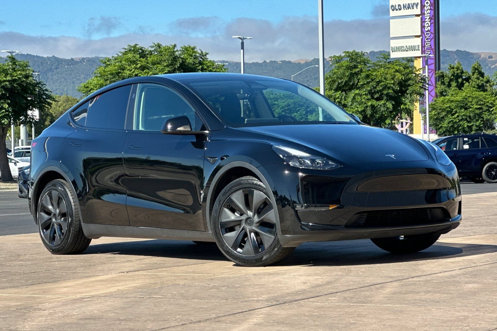 Used 2025 Tesla Model Y Long Range AWD/4WD image 2