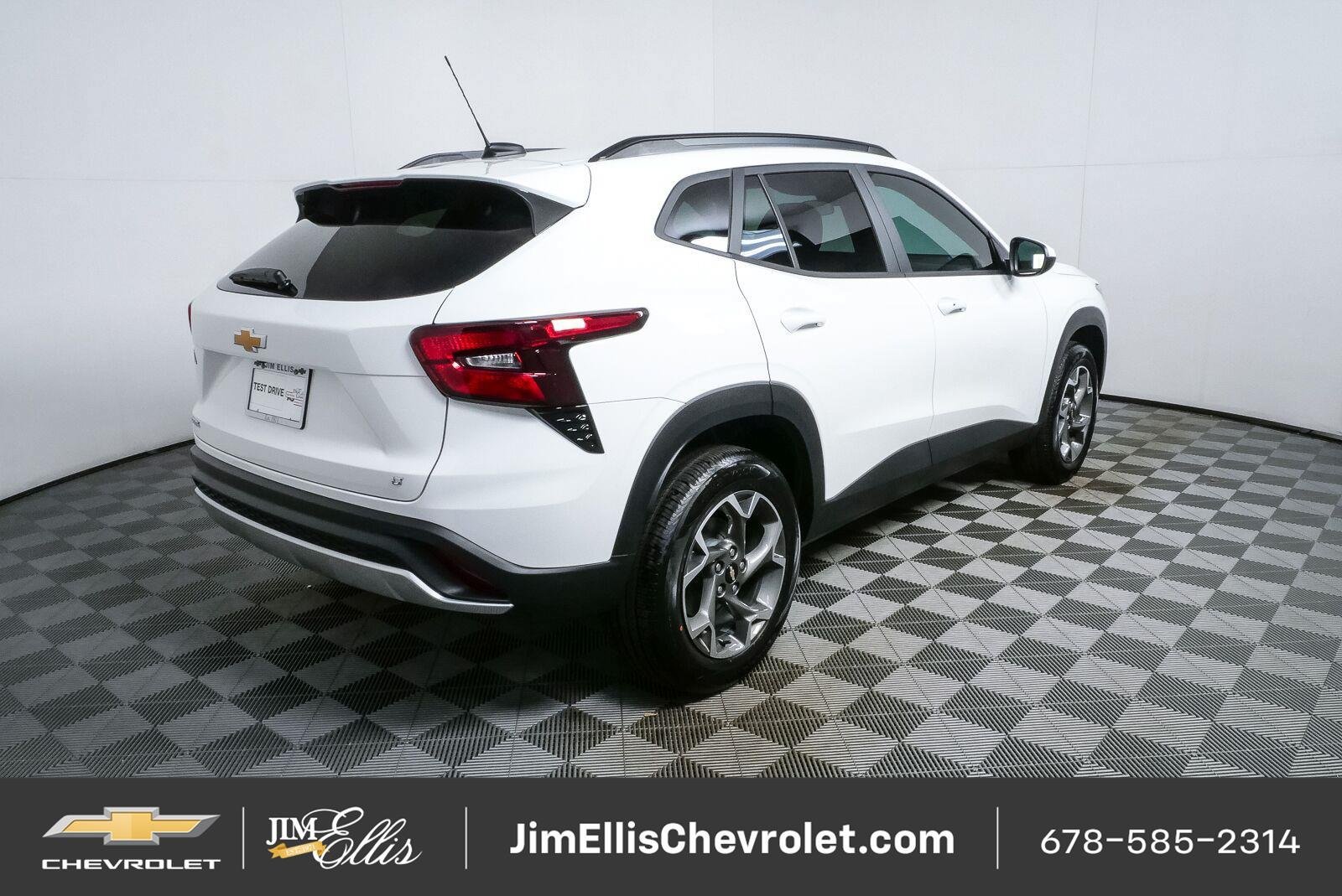 New 2026 Chevrolet Trax LT w/ Sunroof Package FWD image 3