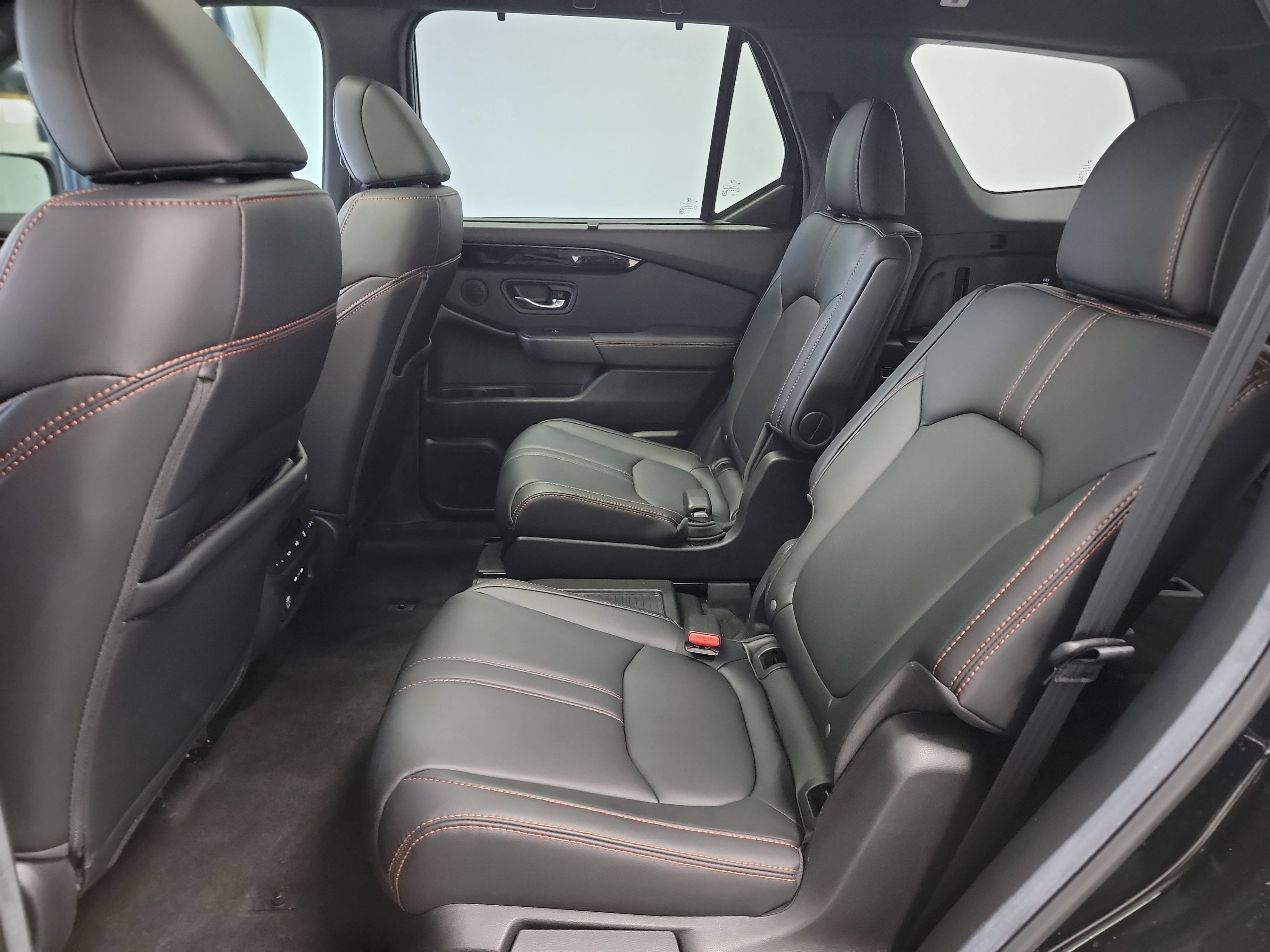 Used 2025 Honda Pilot TrailSport image 28