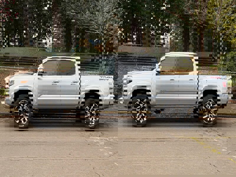 Used 2022 Toyota Tacoma TRD Sport w/ Technology Package image 2