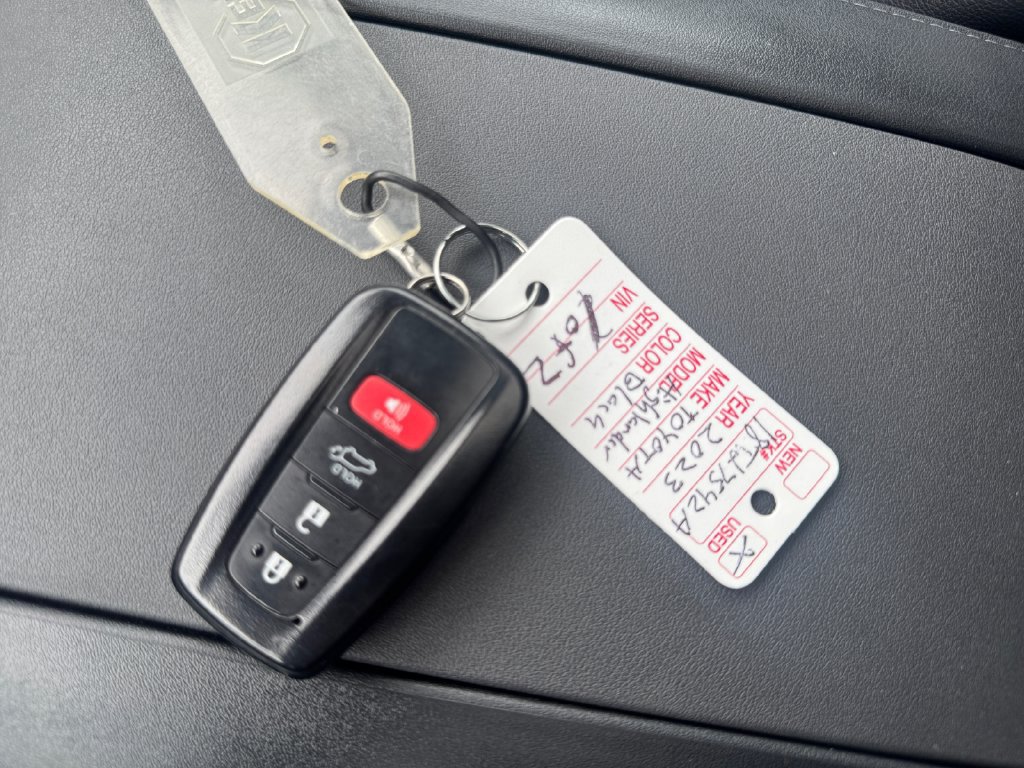Used 2023 Toyota Highlander XLE AWD/4WD image 27